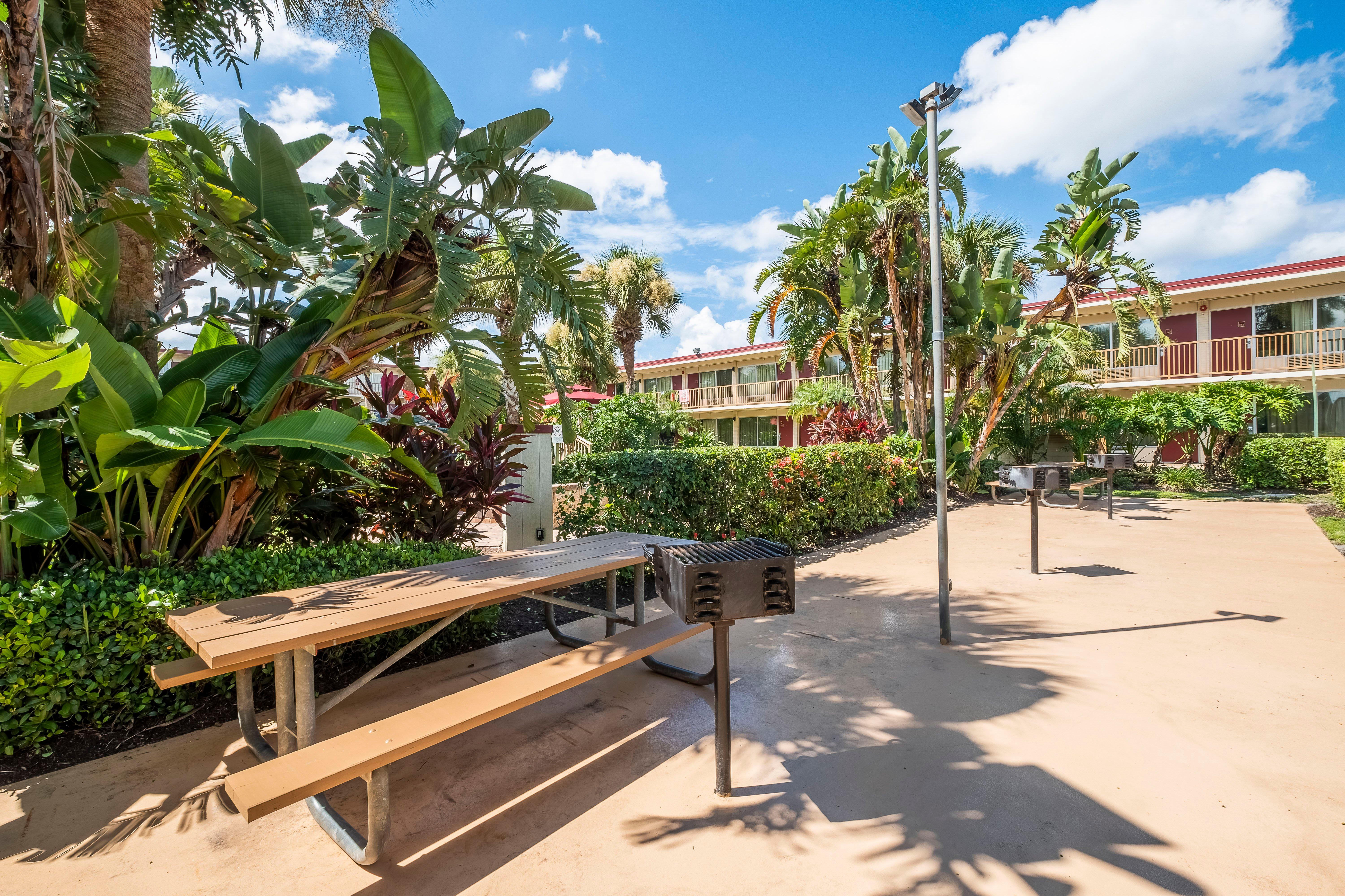 Red Roof Inn Plus+ & Suites Naples Downtown-5Th Ave S Екстер'єр фото