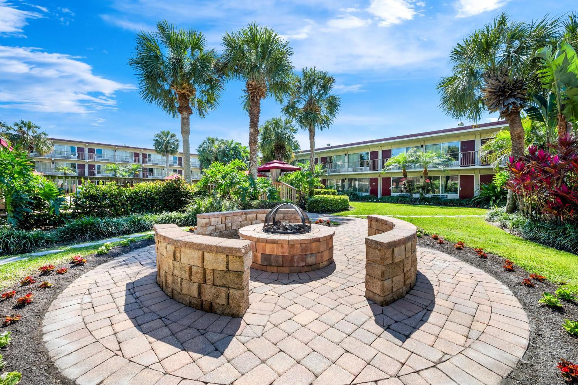 Red Roof Inn Plus+ & Suites Naples Downtown-5Th Ave S Екстер'єр фото