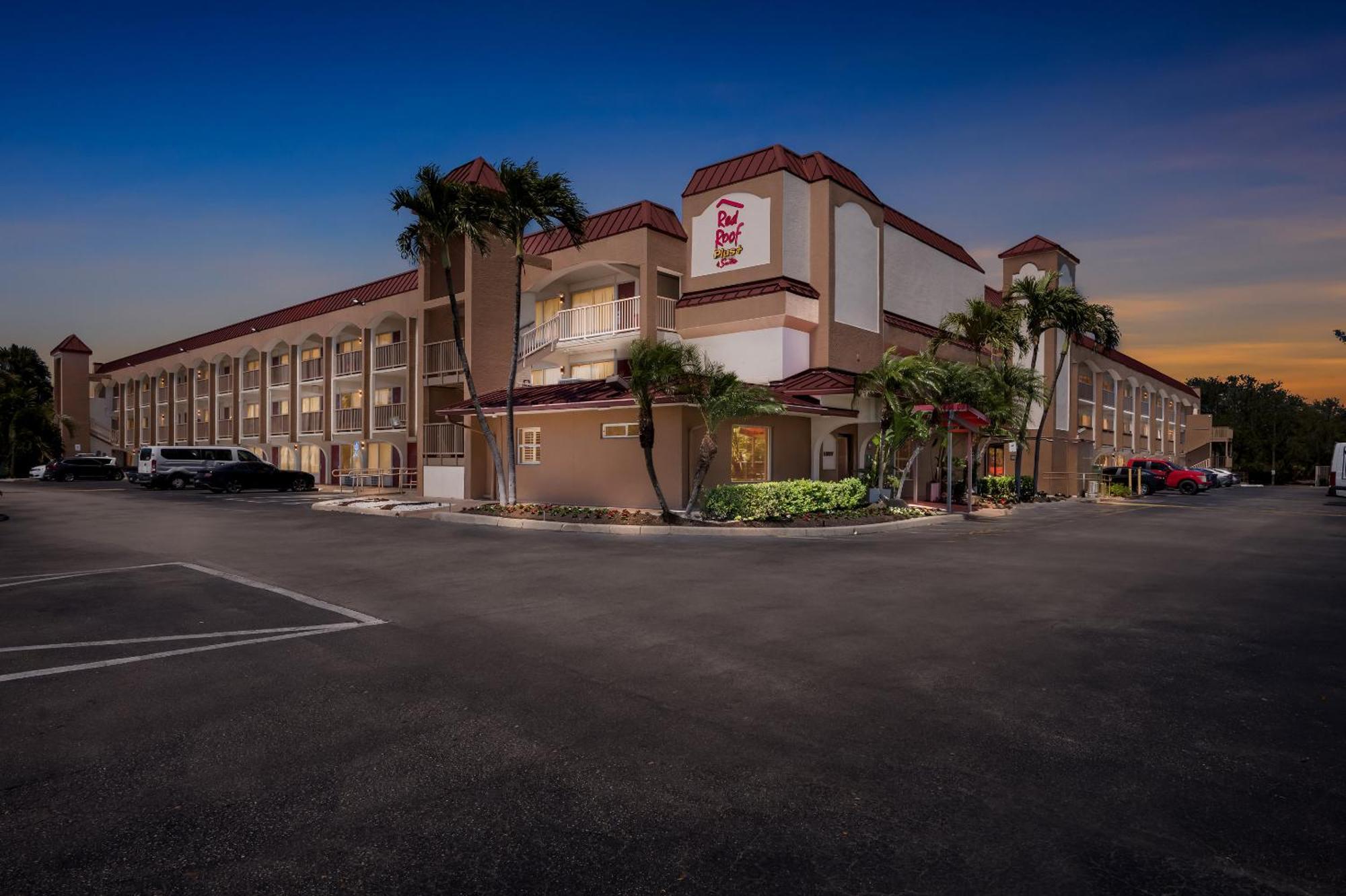 Red Roof Inn Plus+ & Suites Naples Downtown-5Th Ave S Екстер'єр фото