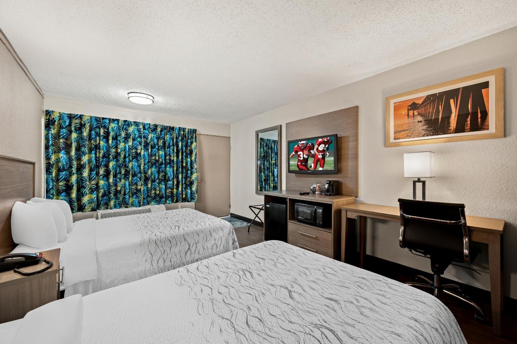 Red Roof Inn Plus+ & Suites Naples Downtown-5Th Ave S Екстер'єр фото