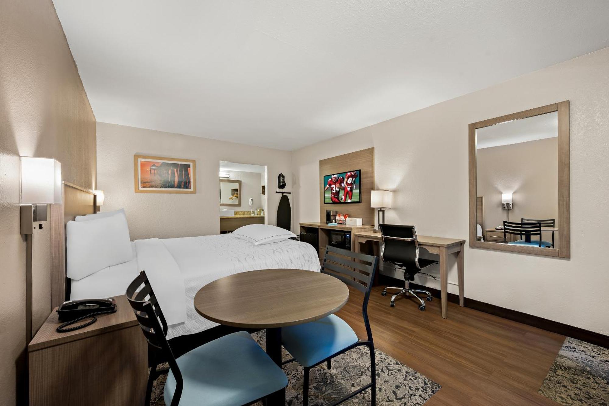 Red Roof Inn Plus+ & Suites Naples Downtown-5Th Ave S Екстер'єр фото